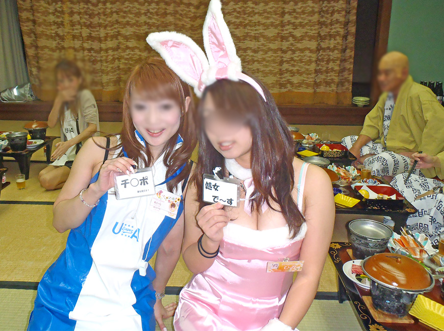 コスチュームに身を包んだ二人の女性