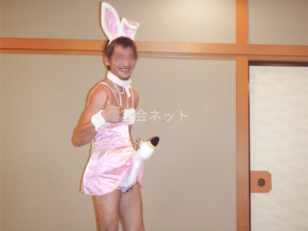 白鳥バニー姿の男性