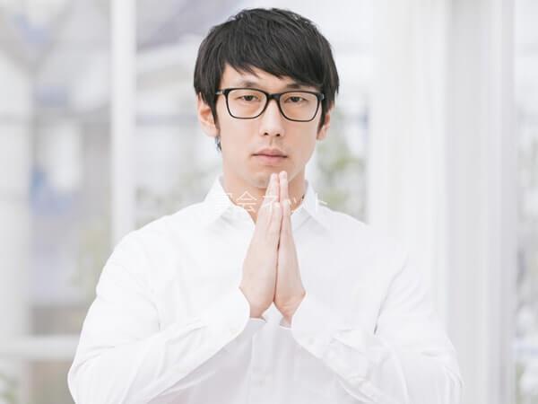合唱する男性