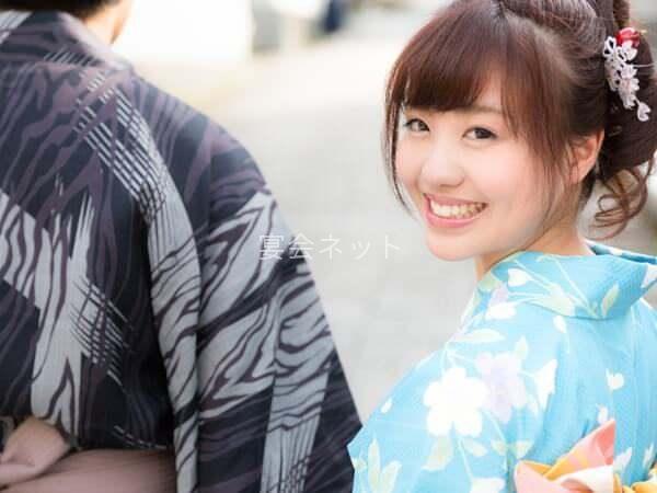 青い浴衣を着た笑顔の女性