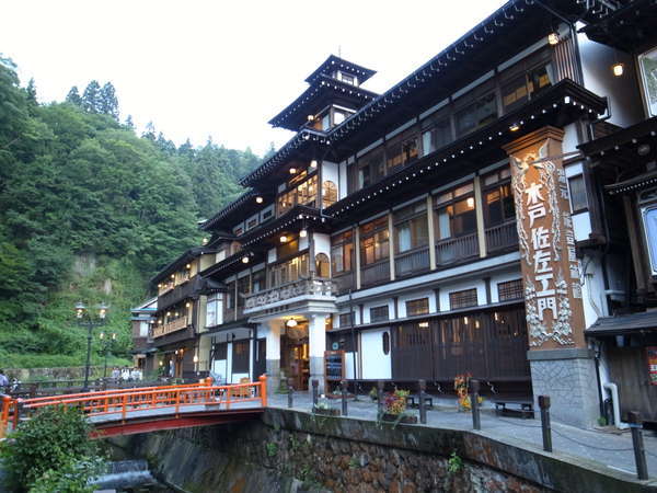 能登屋旅館の外観