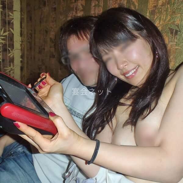 おっぱい丸出しなコンパニオン