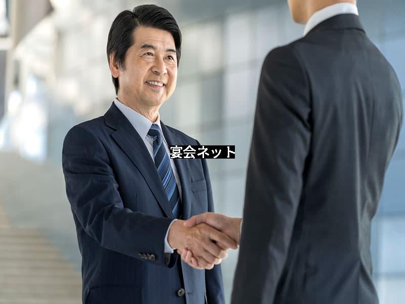 握手する男性