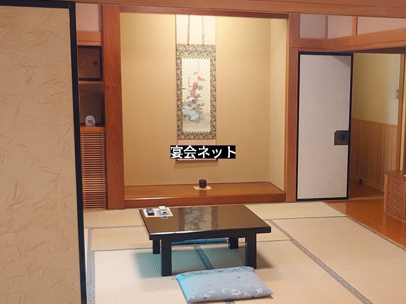 客室でコンパニオンたちを待つ男達