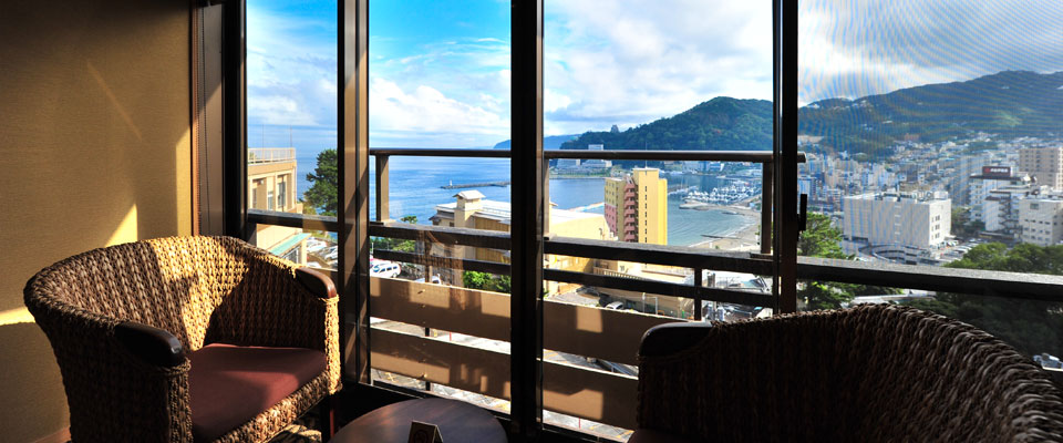 熱海温泉の旅館の客室からの眺望