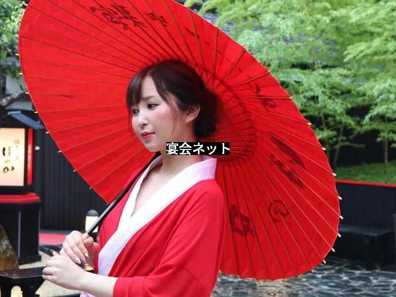 赤い長襦袢を着て佇む和風美人