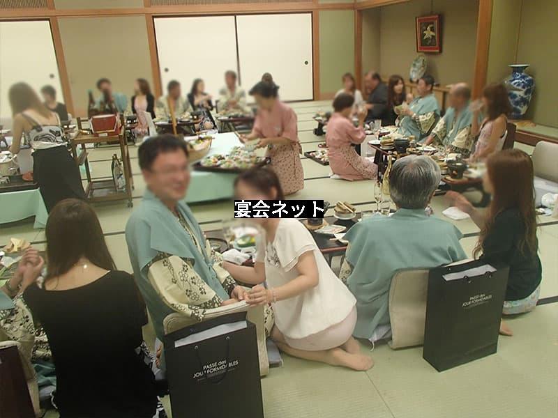 コンパニオン宴会　団体客とコンパニオン
