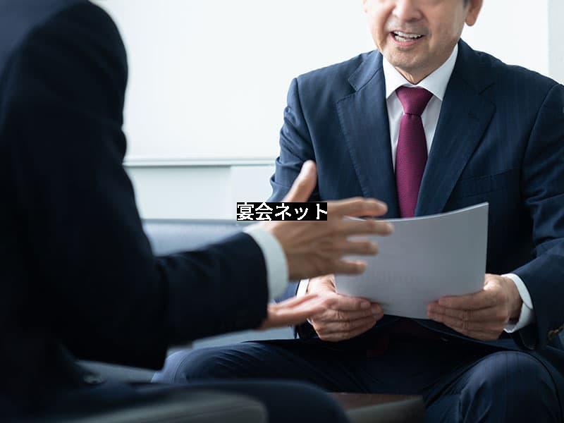 商談をする男性