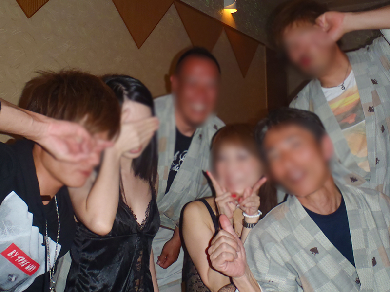 男性4名とピンクコンパニオン2名が密着