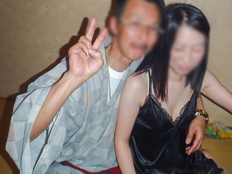 キャミソールを着た女性を抱きしめる男性
