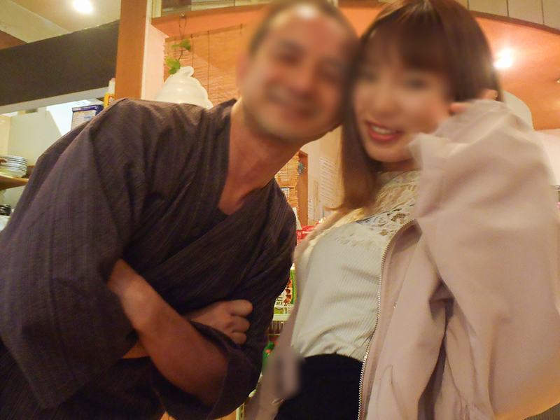 仲良くツーショットを撮る男女