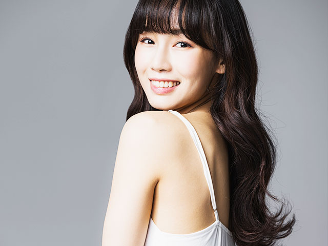 ロングの美女がこちらを見て微笑んでいる