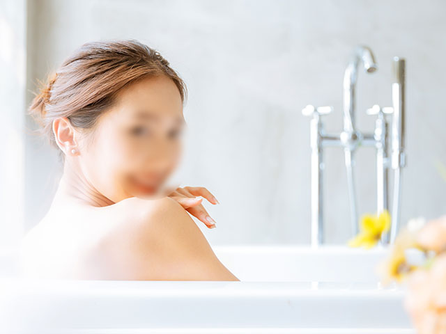 お風呂に入ってこちらを見つめる女性