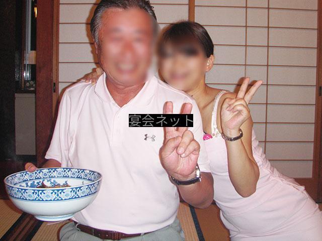 男性と二人でピースする女性