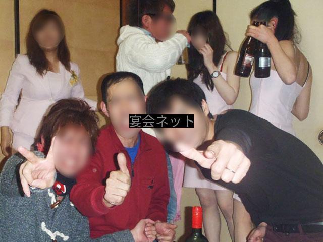 コンパニオンたちと楽しむ男性たち