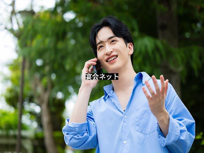 電話する男性