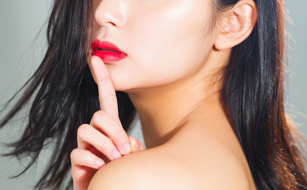 赤い口紅の女性がこちらを振り向く