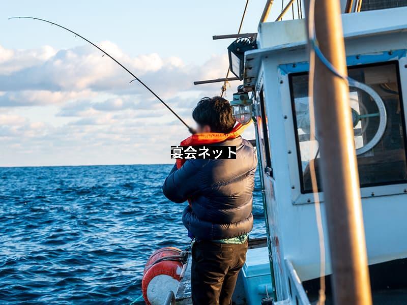 魚釣りをする男性