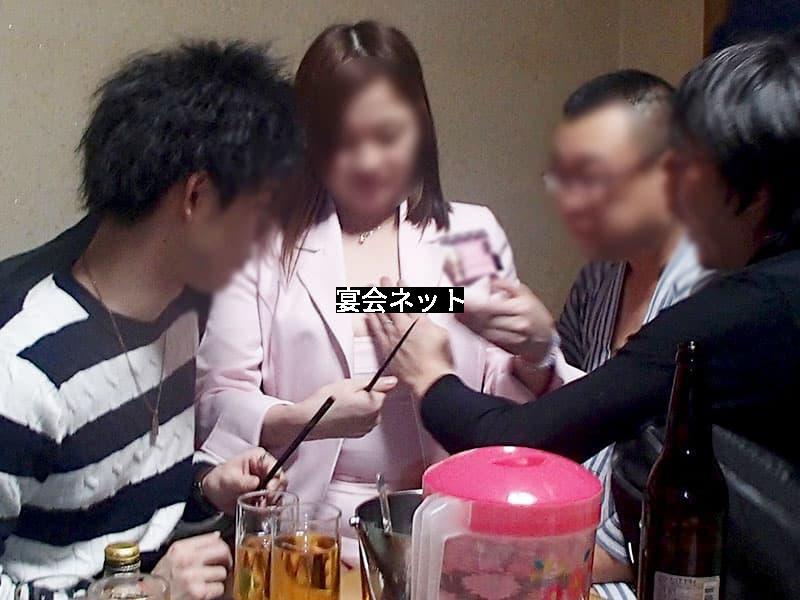 王様ゲーム　負けた女性が胸を触られている