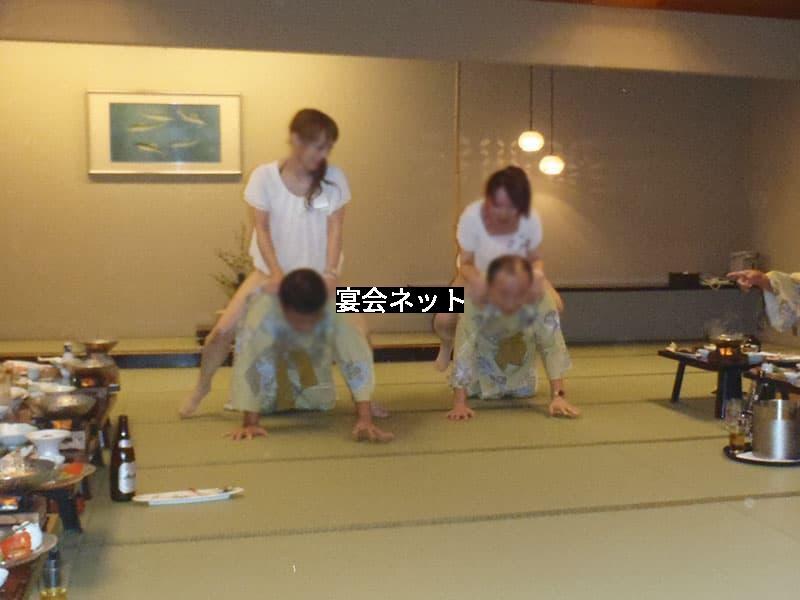 女の子競馬、男性にまたがってレース