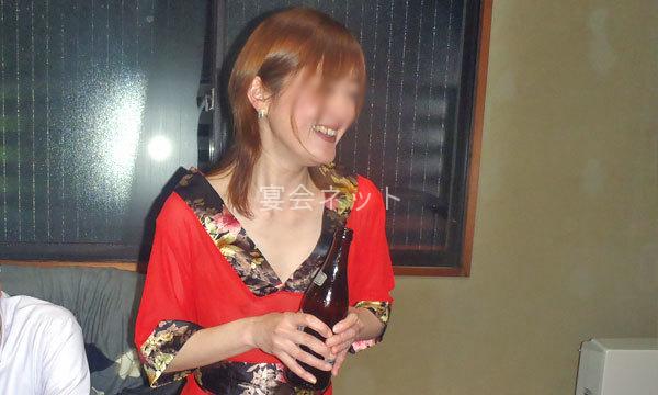 笑顔でお酌をする女性