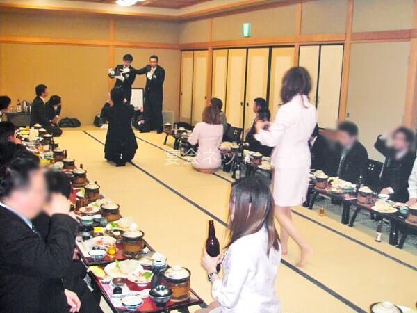 宴会で御酌して回るコンパニオンたち