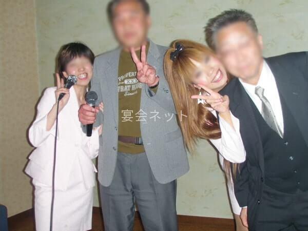 宴会でお客様を接待するコンパニオンたち