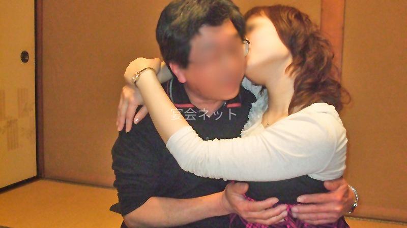 男性に寄り添う女性