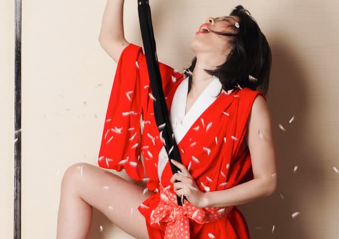 離れの宿ほのか　刀を持って上を仰ぐコンパニオン