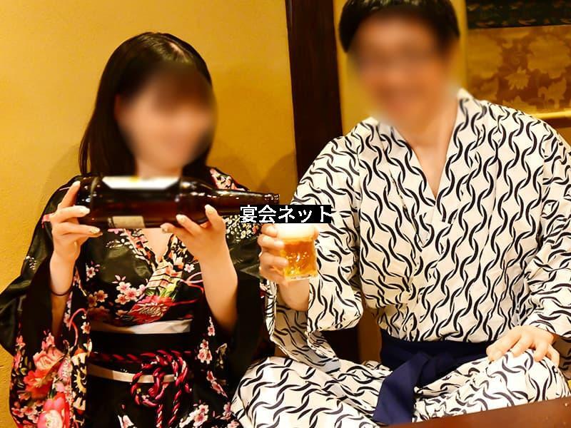 タイミングばっちりお酌するピンクコンパニオン