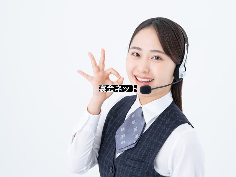 オッケーマークするコールセンターの女性