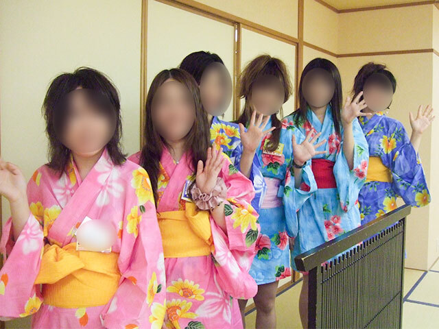 浴衣姿で並ぶ女性たち