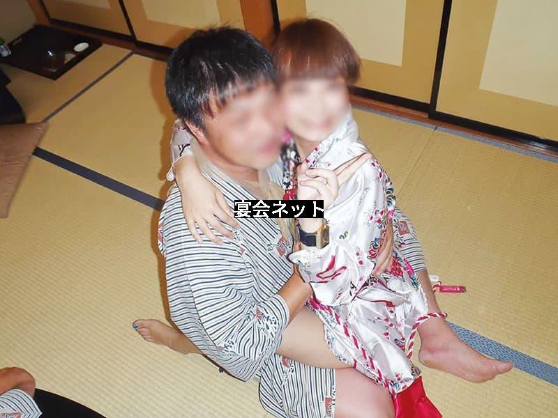 コンパニオンがお客様に抱きつく様子
