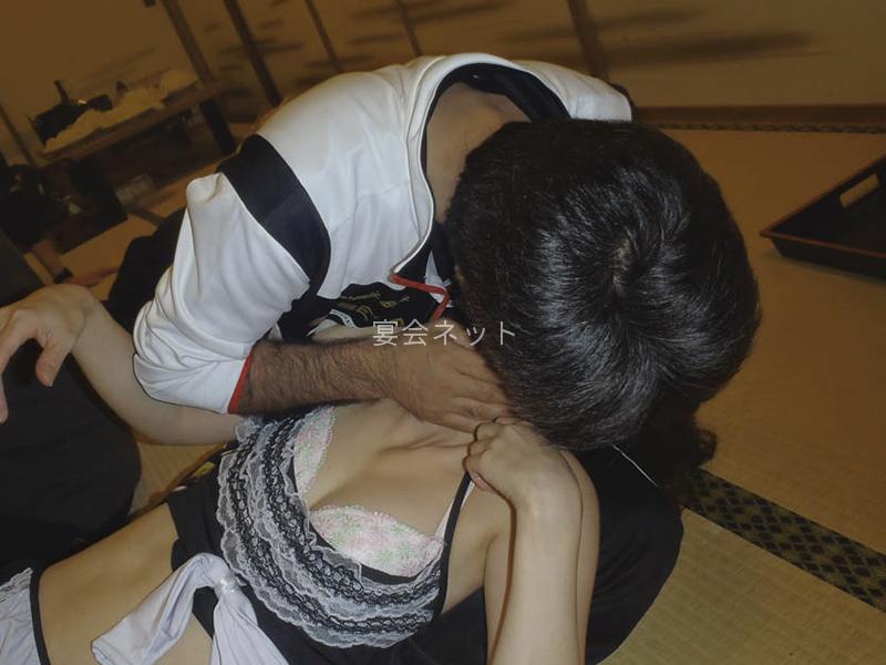 コンパニオンとキスする男性