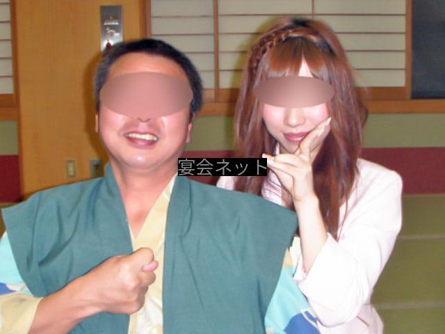 笑い合う男女