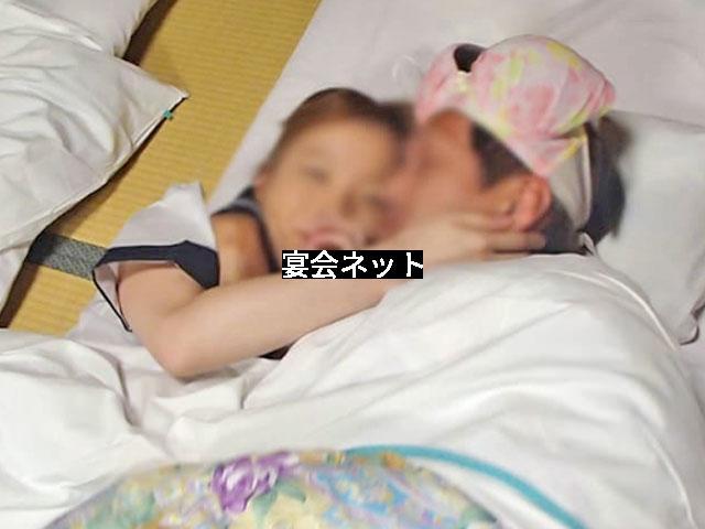 添い寝する男女