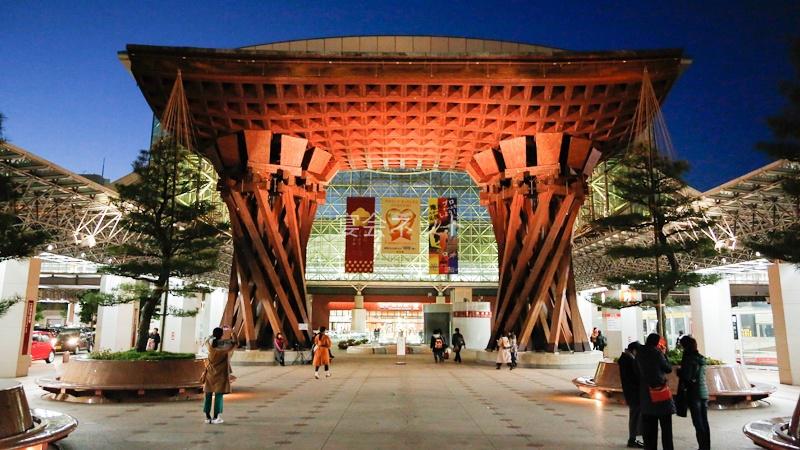夜の金沢駅の外観