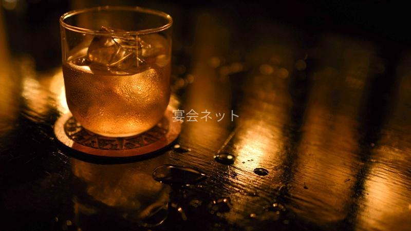 夜のバーでのお酒