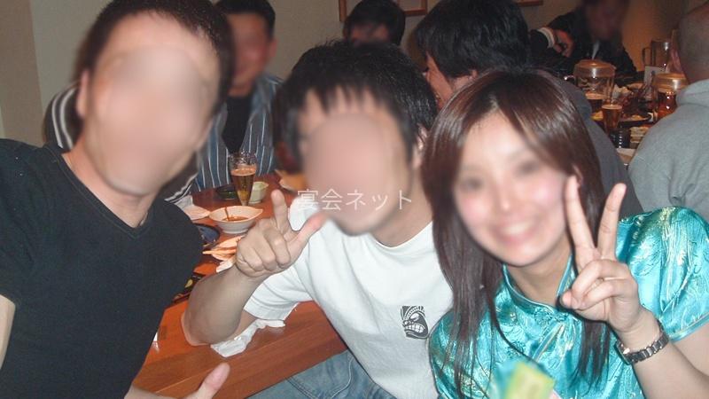 チャイナ衣装を身にまとったコンパニオンと一緒に楽しい宴会を過ごす男性