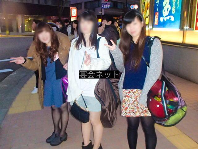 町で移動する3人のコンパニオン