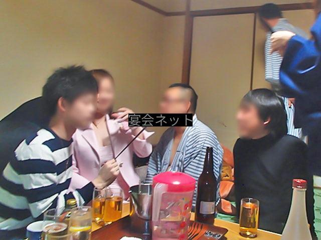 王様ゲームをする男女