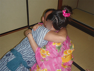 女性に抱きついてキスする男性2