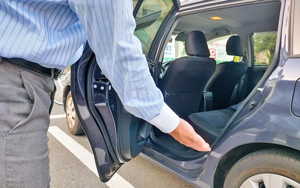 車で移動する男性