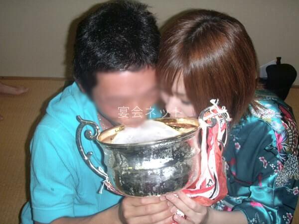 男性と女の子と一緒に飲む
