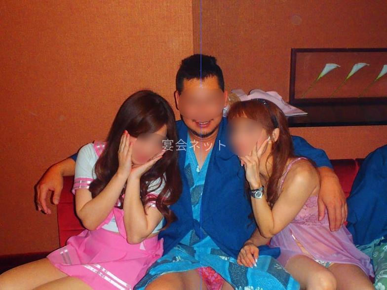 両脇に女性を連れた男性