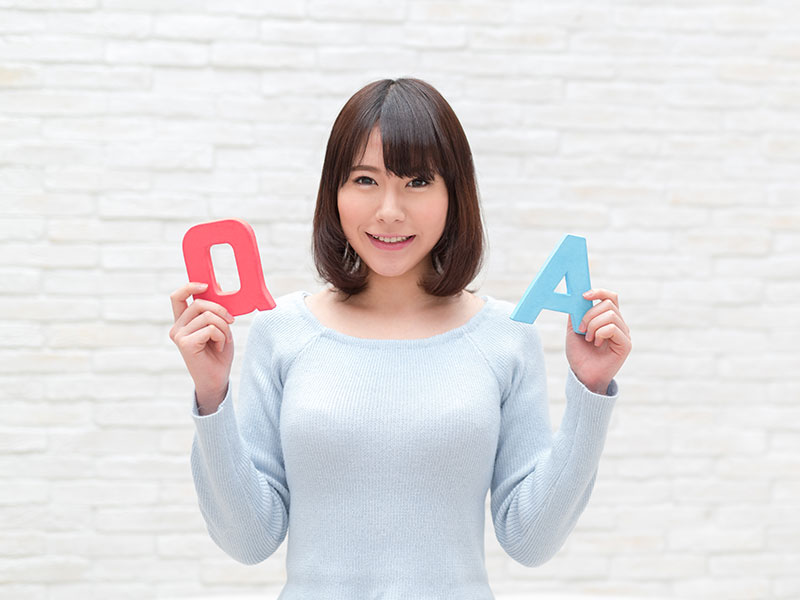 QとAのオブジェクトを持った女性