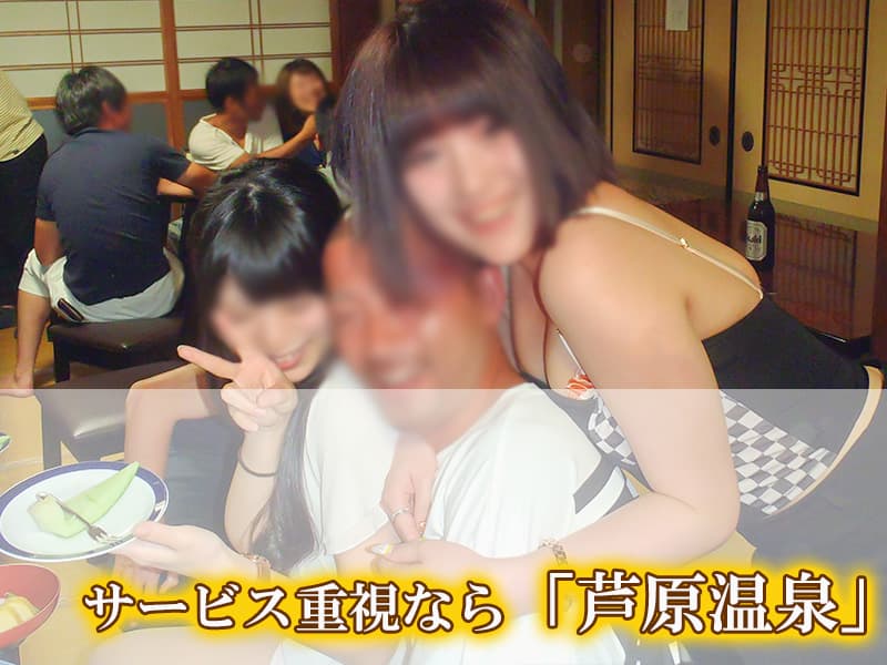 男性の背中に巨乳を押し当てる女性