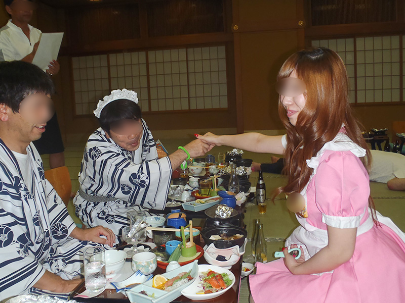 お酒を注ぐメイドコンパニオン