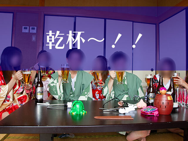ビールで乾杯する男女の集まり