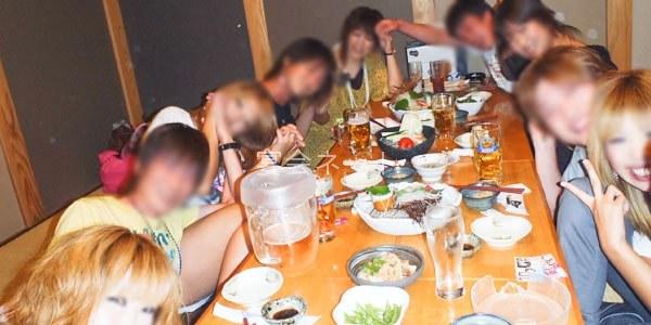 コンパニオン宴会を楽しむ男性たち